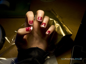 I used KIKO COSMETIC's nail-polish
#240 (red apple)
#200 (transparent)
#228 (transparent microglitter sparkle)

and a white nail-polish


