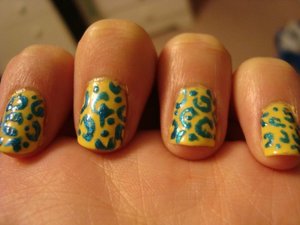 Yellow base with a hint of sparkling teal leopard pattern. A very bright look~
