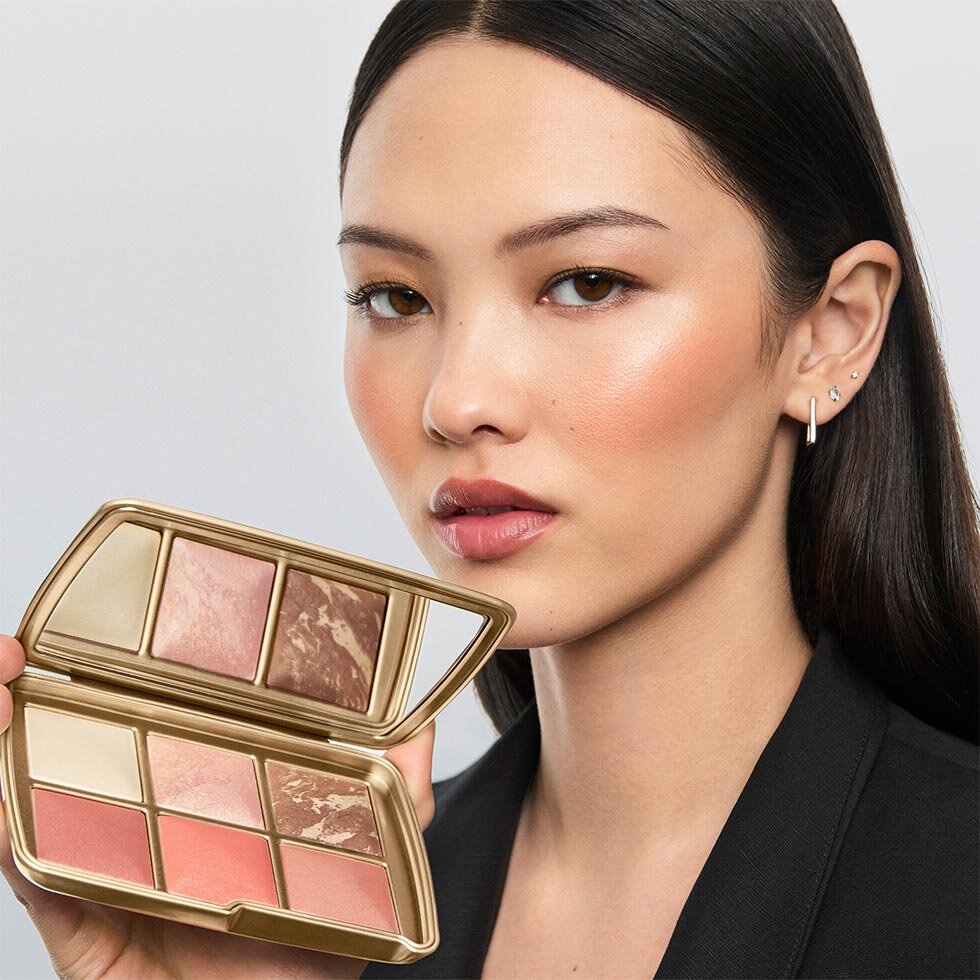 Hourglass model holding the Ambient Lighting Edit Unlocked – Wish