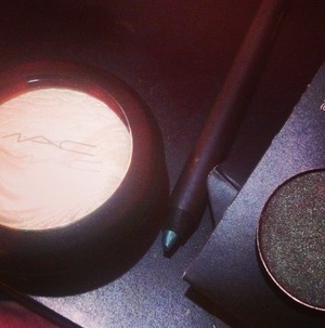 Mac Zestful eyeshadow
Mac so there Jade
Mac club eyeshadow

Think I'm going to try a look wit these <3