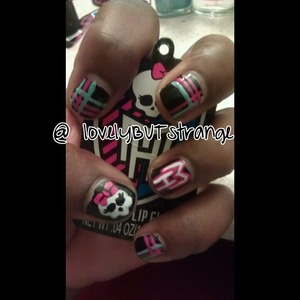 I love Monster High so i decided to create this nail art design.. I hope yall enjoy it.. This picture and many more can be found on my Instagram @valsstrange or Youtube page lovelyBUTstrange