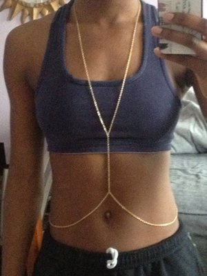 How to wear a body chain?