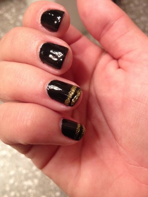 Shiny black nails with gold stripes