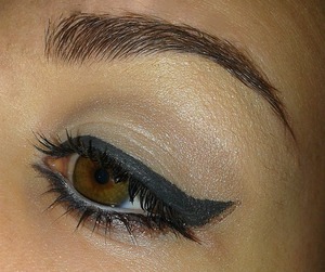 white and light brown eyeshadows with eyeliner and gold glitters :)
