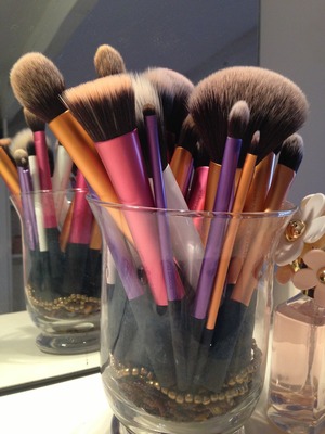 Love these brushes! Kudos to Sam, from Pixiwoo. Thank you for giving us great affordable brushes :)