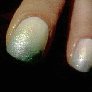 I do Mum's nail. White, yellow, green, blue and glitter ! :3