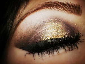 i made this makeup for the new year's eve. I applied a deep violet in the inner and outside corner keeping the middle empty. I blended the shadow in the crease and in the outside corner i applied a deeper shadows to create definition. Then in the middle i applied the Bling glitter from kiko cosmetics in 3 fantabulous gold, first i applied the balm which is inside and then on it i applied the glitter.