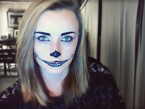 In this look I tried to play around with the Cheshire Cat's great smile and playful eyes..