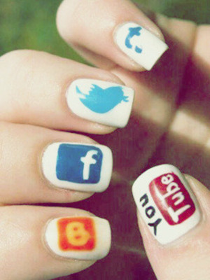 love these fan site nails!!
