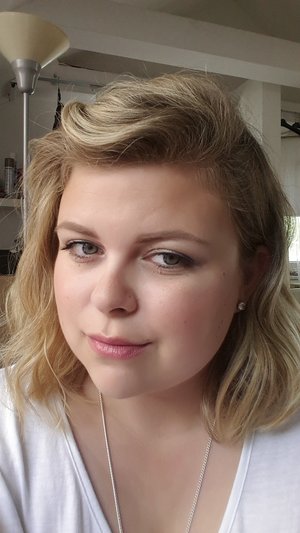 First try at this messy wavy hairstyle :)