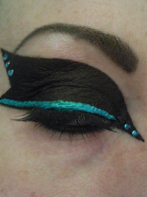 graphic liner and blue hearts