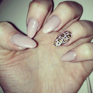 Nude gels with leopard print