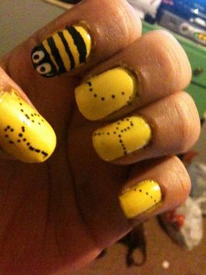 1. White base coat
2. Yellow polish
3. Using a dotting tool or a nail pen draw the bee's flying path
4. Black tip; dotting tool with white polish for the eyes; dotting tool or nail pen for the pupils
5. 3 stripes
6. Top coat :)