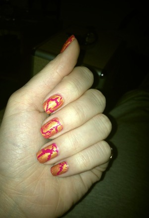Pink & Gold cracked nails. 

Orly - Nail Lacquer in Purple Crush
W7 - Crackle Nail Polish in Earthquake Gold 
O.P.I - Top Coat 