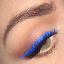 Fall trend make-up : Blue liner and bright lips 