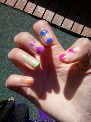 i tried to make an easy naildesign with summery colors. this is what I end up with <3 <3 <3