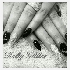 acrylic nails with plenty of sparkle!  ♥