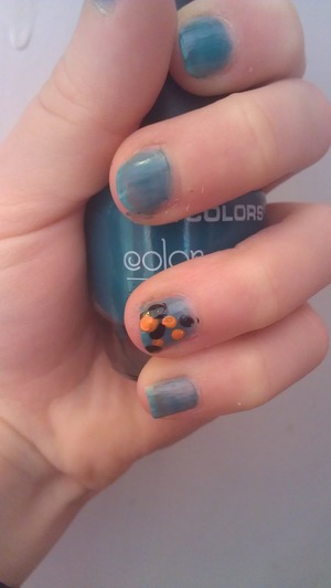 I love poka dots.I really like them on my nails.