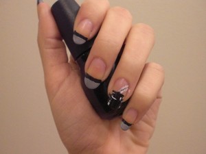 In honor of the start of National Novel Writing Month, here's a fun design featuring an old fashioned Ink well and Quill Pen!

Products used: Black on Black (Sinful Colors), Alpine Snow (OPI), Hazy (Revlon Top Speed fast drying nail polish), Westminster Bridge Matte finish Top Coat (Nails INC.)