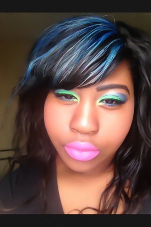 First i perp my eye lips with a nyx jumbo milk white pencil than  i use sleek acid platè, first i use a neon green mix with a a neon yellow than i use a baby blue from my nyx platè than i use a darker blue just to make it more darmatic last but no lest i use a light peach colour to blend all the colours together than i use a bare blusher and a mac pink lipstick 