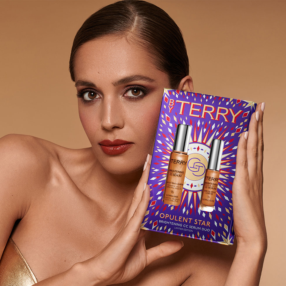 BY TERRY model holding the Opulent Star Brightening CC Serum Duo