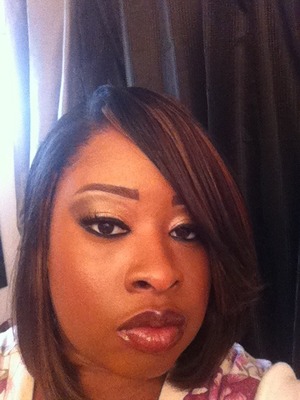 Natural brown makeup with chestnut and blonde bob....beautiful