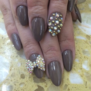 @Dazzlingdreamnails AB Crytsal Bow and Studed out NAIL. 