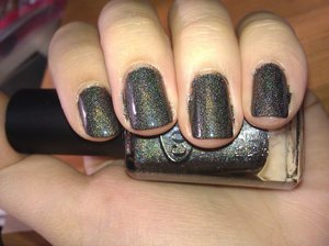 Dark gray with a strong linear holo, what else can I say? I'm in love. I just adore holos. It's one of my favorite finishes in nail polish. I mean, look at it! What's not to love?! The formula is pretty good and easy to work with and it's definitely opaque enough. 