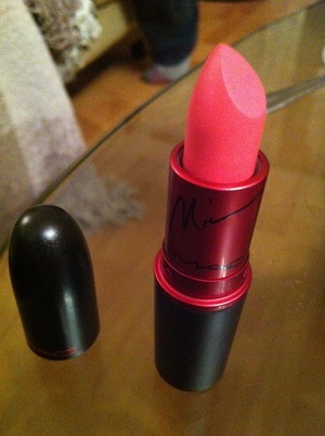 Love how this lipstick is a pinky coral, it's so gorgeous.