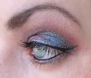 For this look I used MAC Blue brown pigment and Sugarpill Magpie and a grey shimmer eyeliner by Gosh