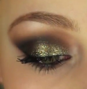 She used Makeup Geek Utopia pigment. She is awesome, check out Kathleenlights out on YouTube!