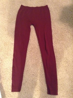 burgundy leggings outfit