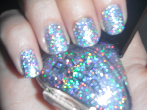 Funky Fingers- Sand And Stilettos

Incase you're wondering why it's blurry, it's so you can see ALLLL the colours in this amazing glitter polish! ♥