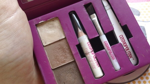 The cosmopolitan eyebrow kit, comes with stencils. Would highly recommend this :)