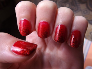 i tried to experiment with this by using a matte red base colour with the glittery red gradient but i just thought it looked a bit off, so put a shiny topcoat on instead :) it was also really hard to get a good picture of how pretty the glitter is, but that is what you get when you live in england where is is cloudy 90% of the time. 