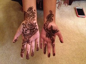Beautiful n easy henna design. 