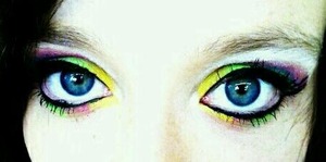 Rainbow eyeshadow for big eyes.