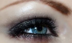 Wearable smoky makeup