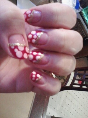 my first shot at doing some holiday style nails on my own...thought they came out pretty good :)
