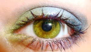  bored, so i was inspired by peacock colors :) *this isn't my natural eye color btw, haha i wish! 