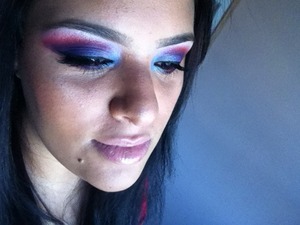 I did this look with the Curacao 656 from Sleek Palette and the Claire's Cosmetic Palette really fun look to have fun with your girls.