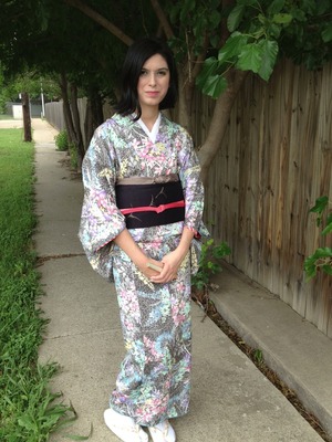 I went to my first luncheon at the Fort Wroth Japanese Culture Society so I knew that I wanted to wear kimono. I also wanted my makeup to be light, as it is still spring after all.

Other products:
Detrivore eyeshadow Samhain
Fyrinnae highlighter: In the Spotlight
Nature Republic BB cream: Botanical Pure