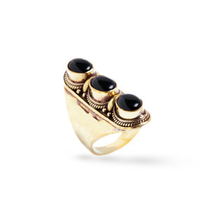Equal parts classic and cool, the Ona Ring accessorizes any outfit. Three onyx stones are fitted into a row of decorative brass settings. Wear it alone, or pair it with one of Vanessa Mooney's other fabulous rings.
 - Brass, onyx
 - 1 1/2"
 - Hand made in LA

WWW.JELLYS.KITSYLANE.COM