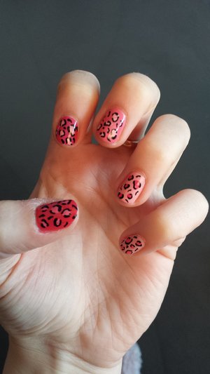 use different nailcolors in pink, add pink dots and black circles - leo-look finished
