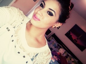 smokey eyes. pink lips 