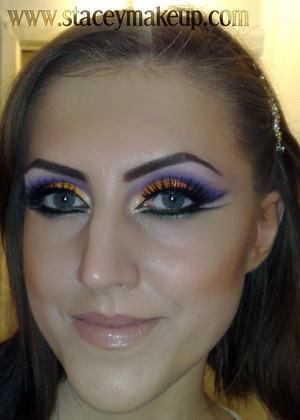 Tutorial for "Arabic makeup look"
http://www.staceymakeup.com/2012/01/tutorial-arabic-makeup.html