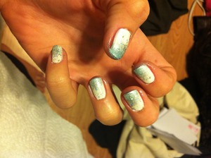 Glitter, silver and blue! Reminde me of snow fall, live this look for an Icey winter! 