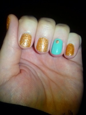 This is Milani One Coat Glitter in Gold Glitz with a pop of Wet N Wild Megalst in I need a Refresh-Mint