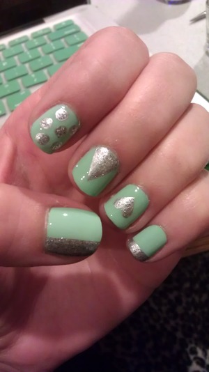 Natural mint green nails with silver taped off designs
Maybelline Color Show - Green with Envy 
Love & Beauty by Forever 21 - Silver 
Orly - Tiara 
Seche Vite - Dry Fast Top Coat