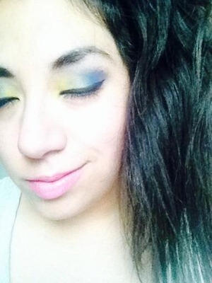 Colorful eye makeup inspired in the 80's